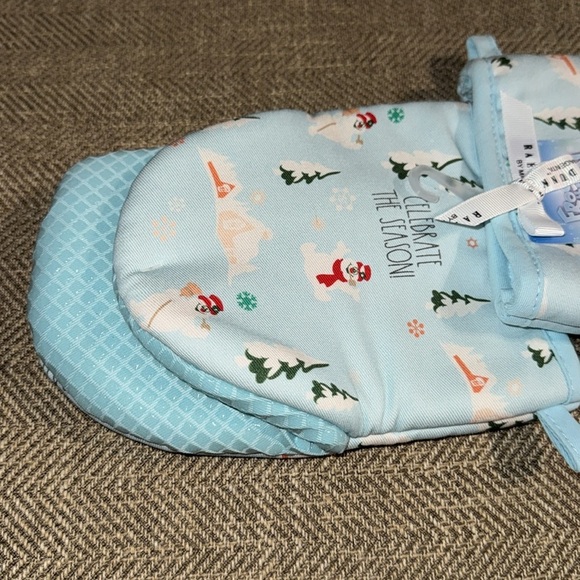 NWT Rae Dunn Warner Bro. Frosty The Snowman Christmas Holiday Set of Oven Mitts - Picture 4 of 7